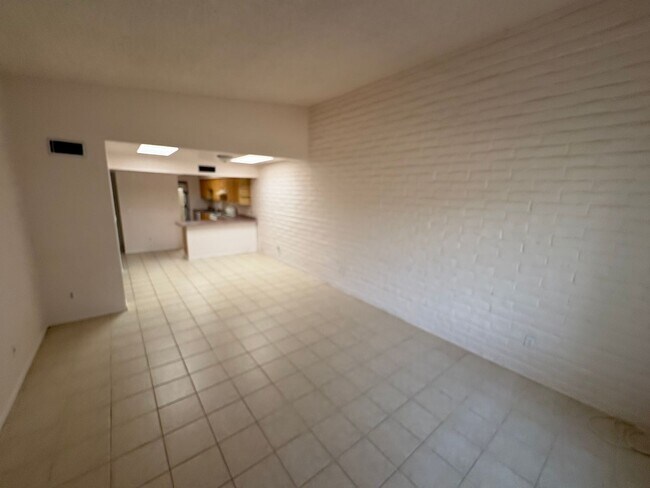 Foto del edificio - Convenient East side location