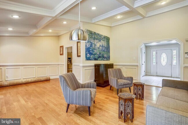 Foto del edificio - Renovated 6 bedroom/3.5 bath home in Winston Churchill school district.