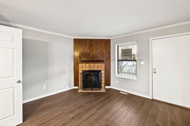 Building Photo - 2BD/2BA West Side Townhome