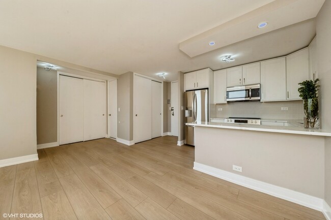 Foto del edificio - 2626 N Lakeview Ave