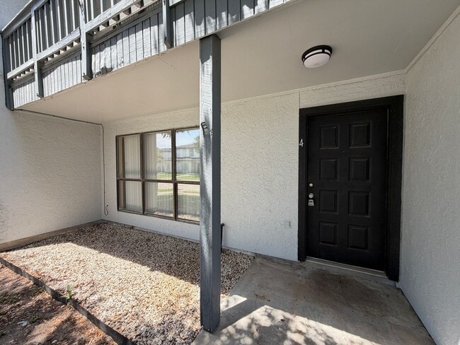 Building Photo - South Side Two Story Townhome!!