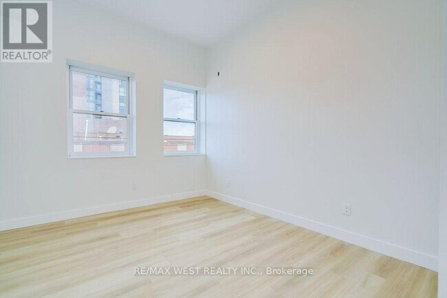 Photo du bâtiment - 2083 Danforth Ave