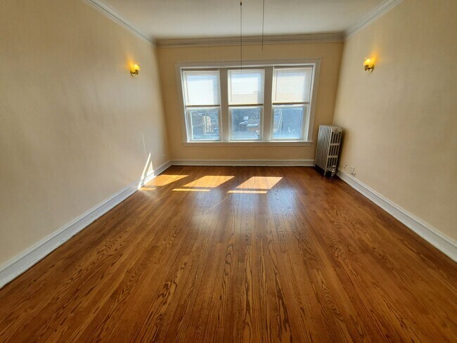 Foto del edificio - 3054 W Irving Park Rd