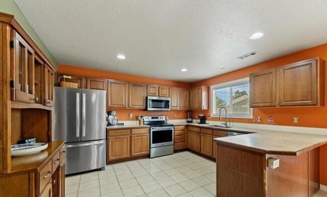 Building Photo - Beautiful Middleton Home