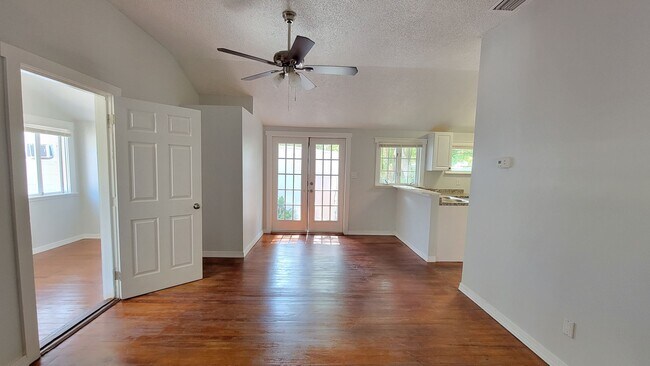 Building Photo - Cottage Style 2 bed/1 bath Home Near Downt...