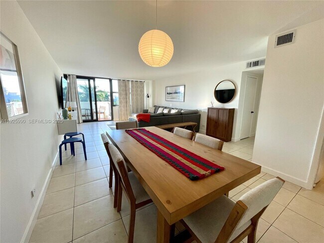 Foto del edificio - 10101 E Bay Harbor Dr