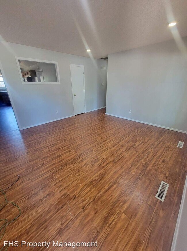 Building Photo - 3 br, 2 bath House - 4032 S El Salvador