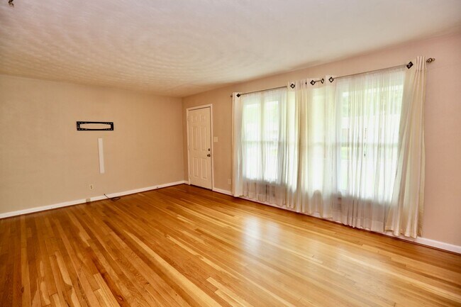 Foto del edificio - AVAILABLE EARLY MAY, Charming ranch home with front porch in Castle Heights!