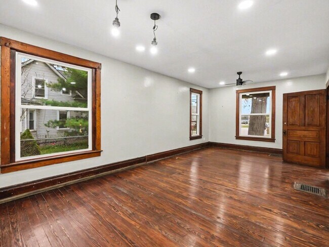 Foto del edificio - 120 Depot St