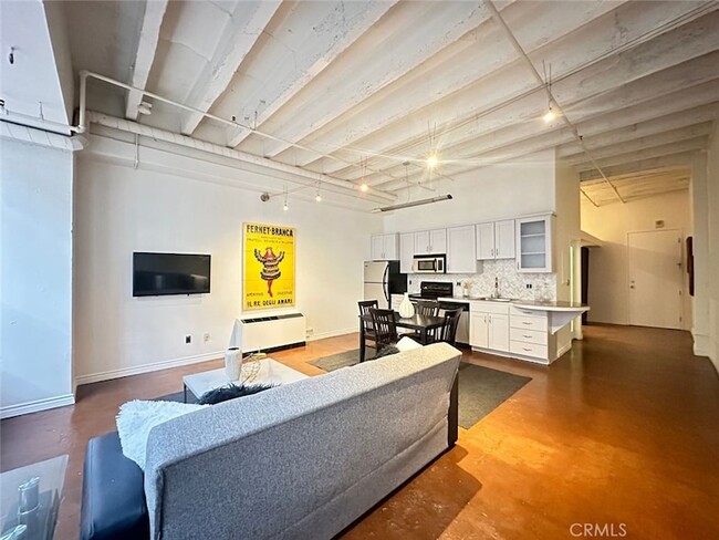 Foto del edificio - 312 W 5th St