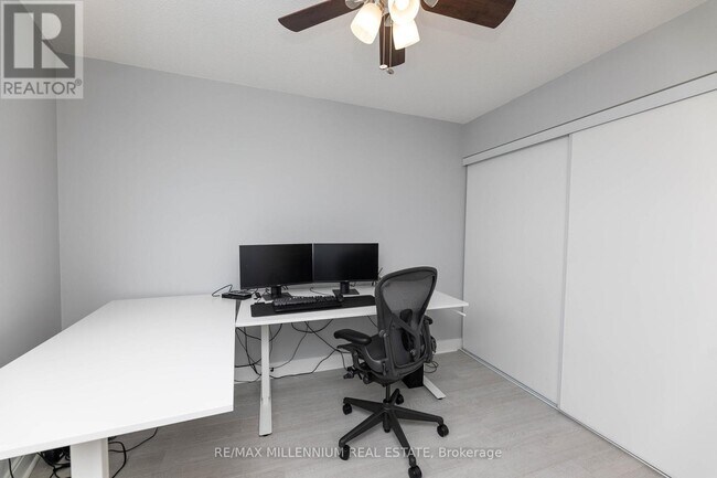 Photo du bâtiment - 125 Village Green Square