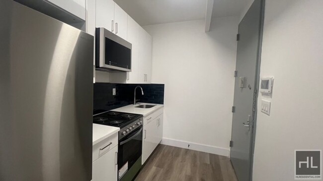 Building Photo - FRESHLY GUT RENOVATED LARGE 1 BEDROOM ROGE...