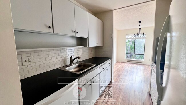 Building Photo - Beautiful spacious one bedroom on the top ...