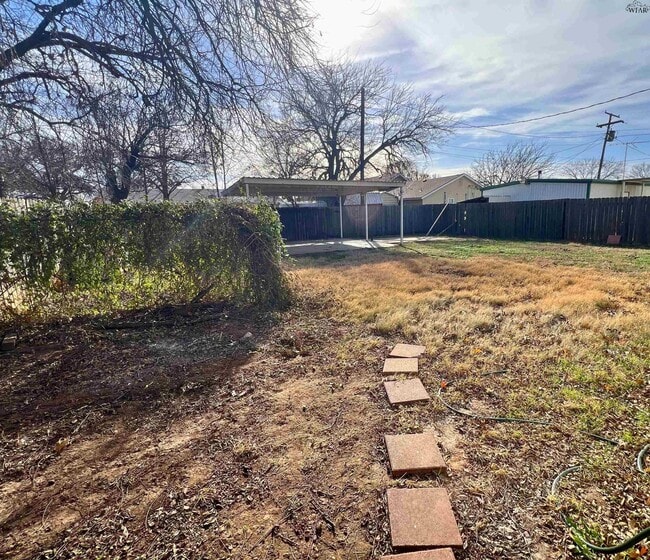 Building Photo - 405 E Spring St