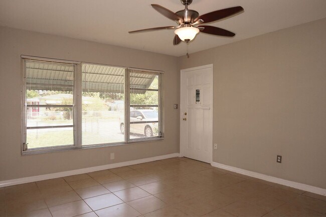 Foto del edificio - 6840 12th St N