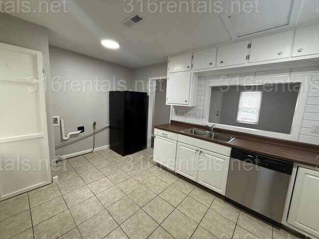 Building Photo - $850 - 2 bedroom / 1 bathroom - Single Fam...