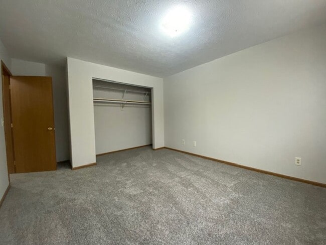 Building Photo - 2 Bed 1 Bath Unit Available in Springfield+
