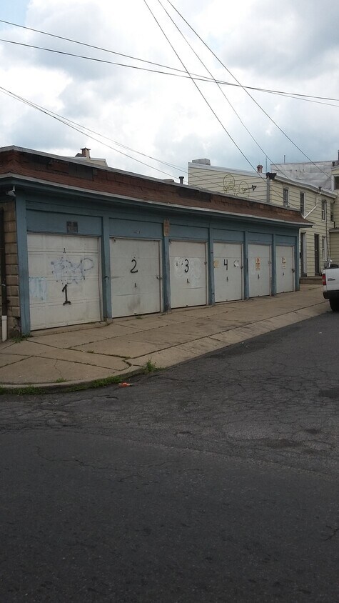 Building Photo - 828 N 8th St