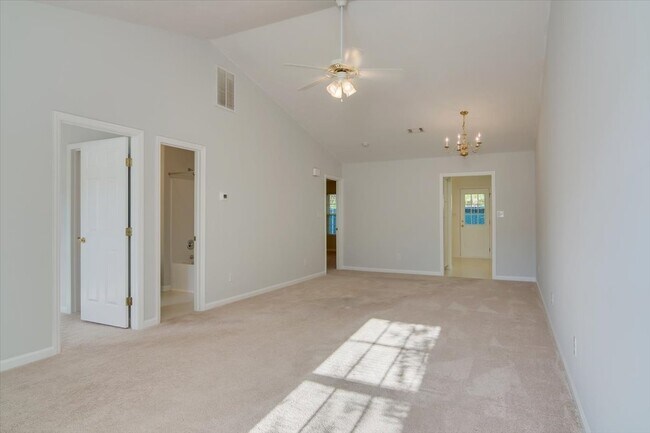 Building Photo - 226 High Point Way