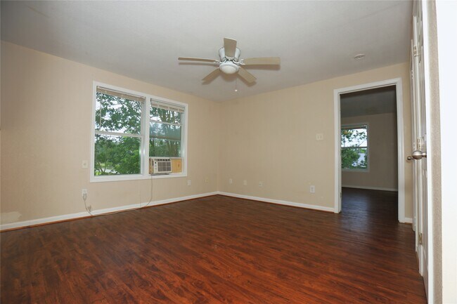 Building Photo - 256 E Pecan Ln