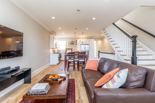 Living - 816 1/2 8th St NE