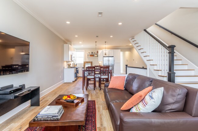 Living - 816 1/2 8th St NE