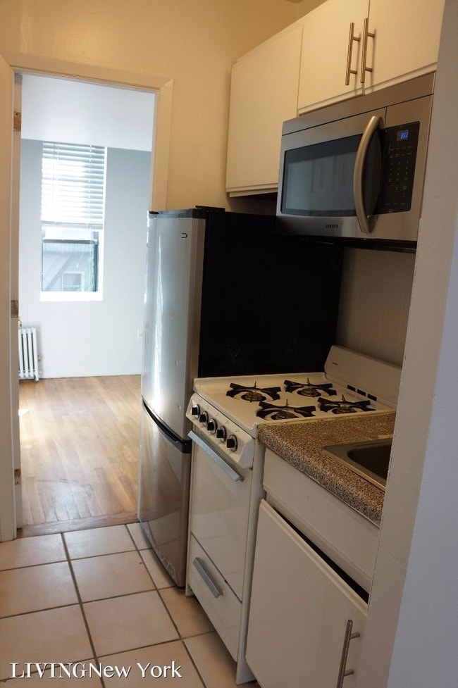 Building Photo - 442 W 45th St