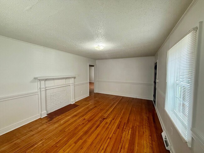 Foto del edificio - Two bedroom, 1 bath house in Burlington