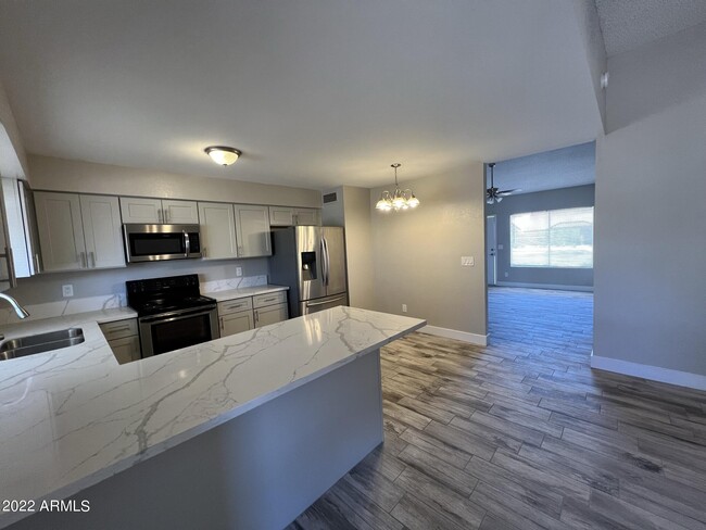 Foto del edificio - 8814 W Mountain View Rd