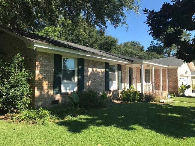 Foto del edificio - Spacious James Island Ranch with Screened ...