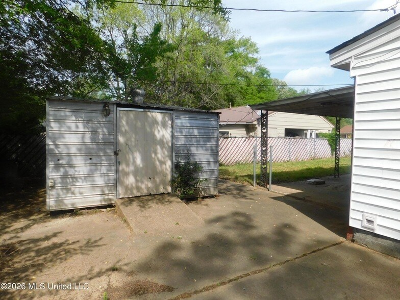 Foto del edificio - 9155 Forrest Dr