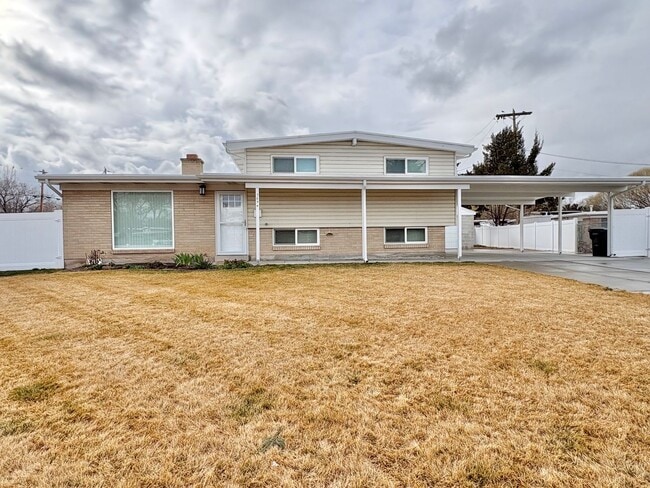 Building Photo - Renovated 3 Bed Home with Huge Yard & 2-Car Garage