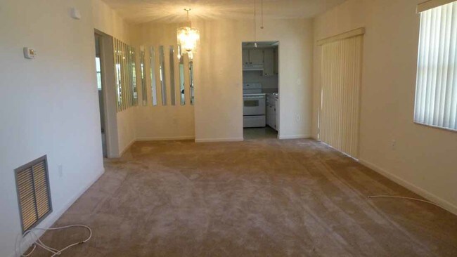 Building Photo - 3305 Camelot Dr