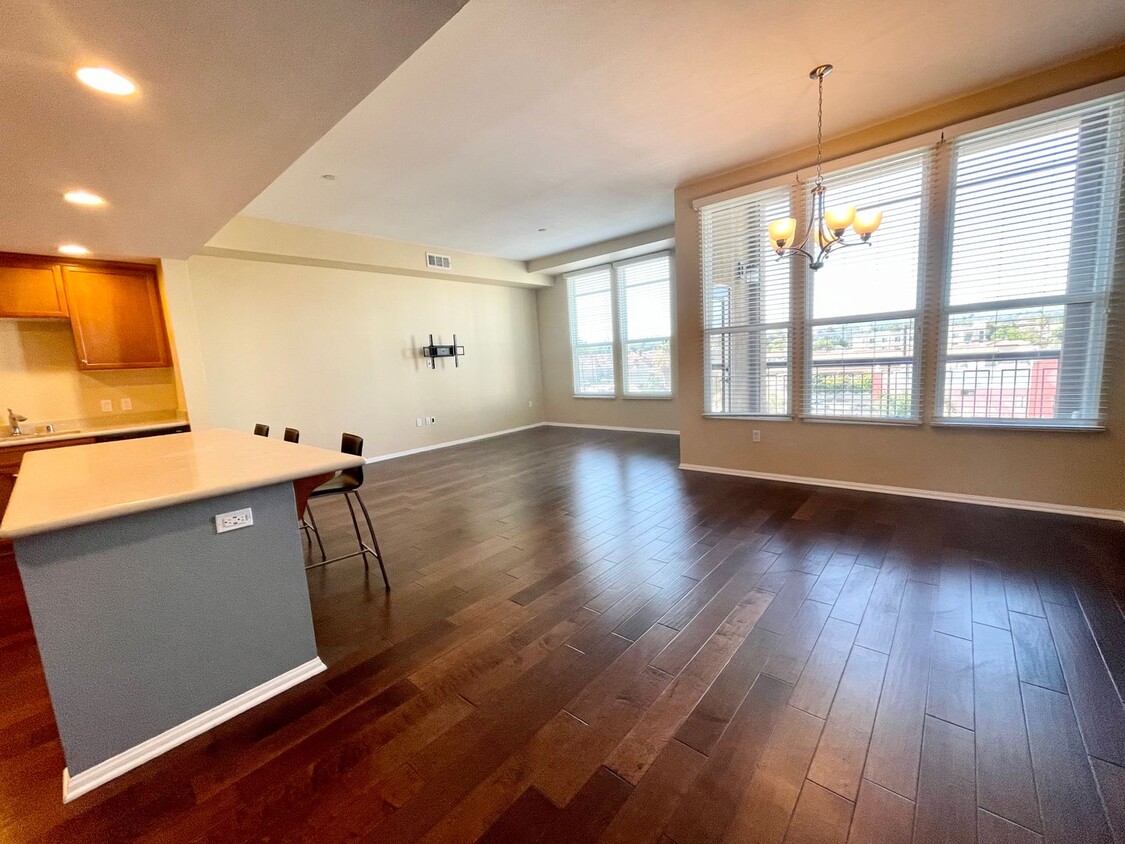 Primary Photo - ** 2 Bed 2 bath Mountain view apartment in...