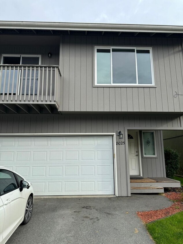 Foto principal - Beautifully updated 3 bed/2 bath townhome