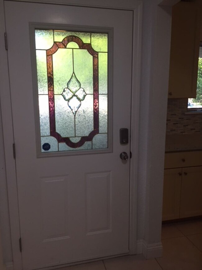 Foto del edificio - Cozy home in Carmichael- Available on 01/0...