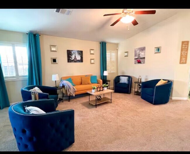 Foto del edificio - Super Great Deal on this fully furnished 4 BD 2 BA house with a Pool and Solar