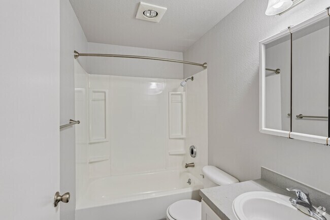 3 habitaciones, 2 baños - 1205 pies cuadrados - Baño - Orchard Terrace