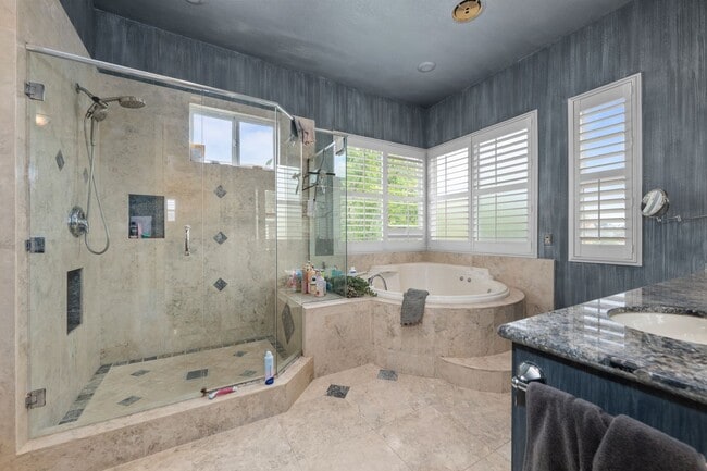 Foto del edificio - Expansive estate style home - 5 minute drive to SDSU!