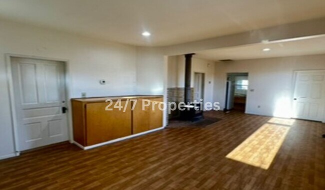 Building Photo - Charming 2BD | 1BA Farmhouse - ESTACADA!