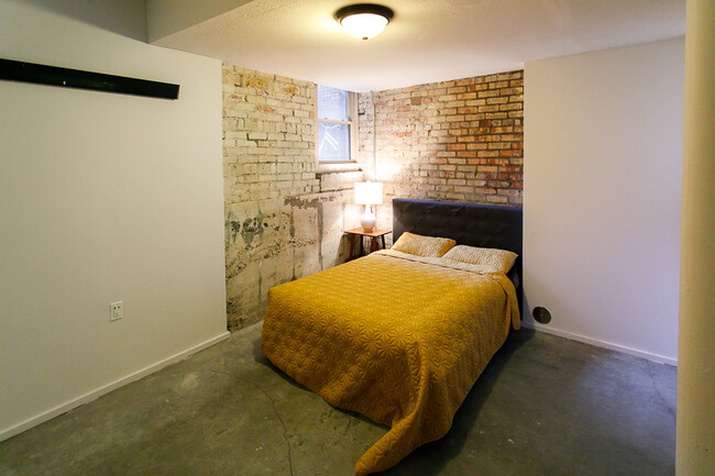 Building Photo - 108 S Hosmer St