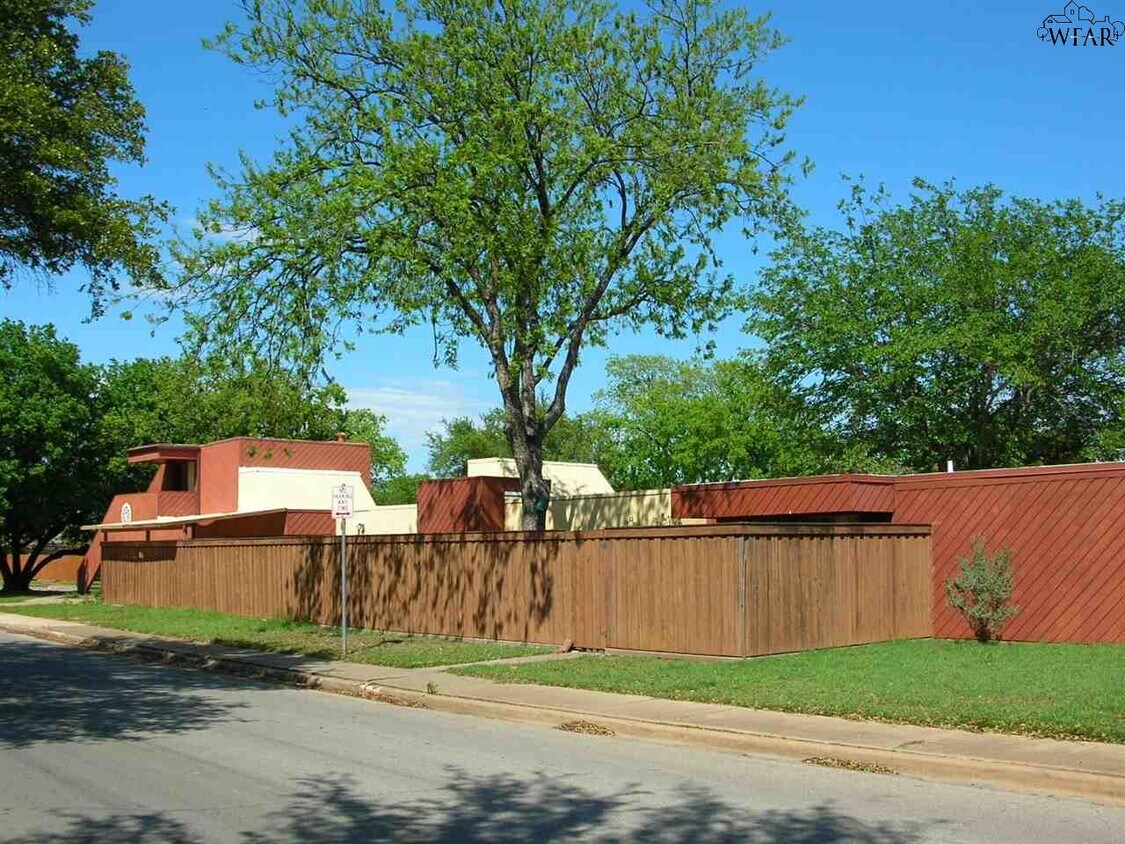 Primary Photo - 2001 Santa Fe St