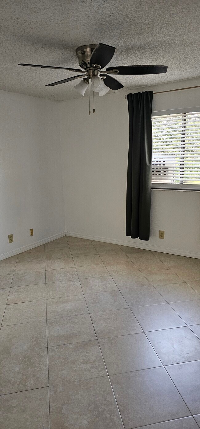 Building Photo - 2946 S University Dr