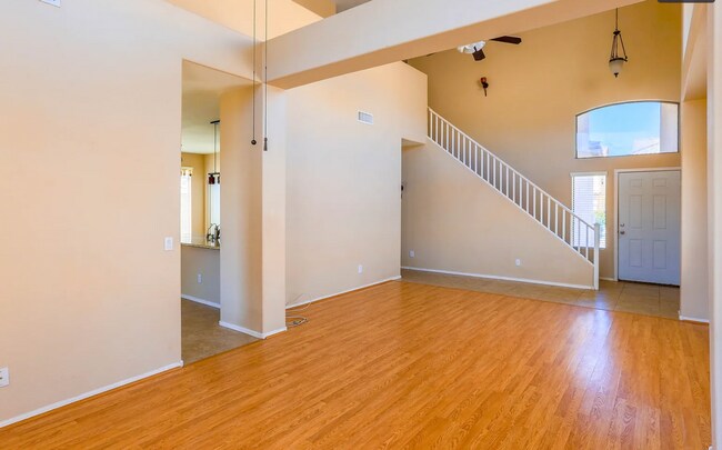 Building Photo - Three bed and two /half bath North Phoenix