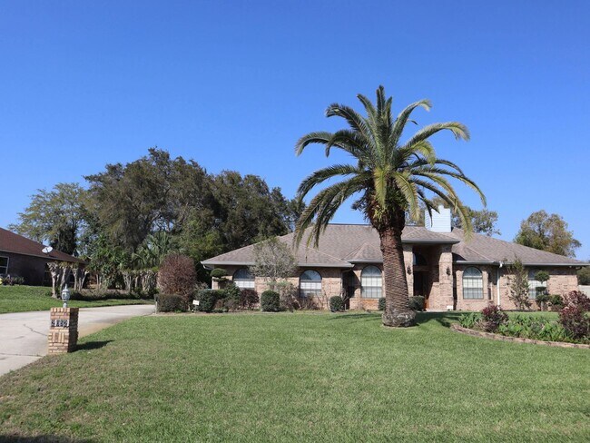 Foto del edificio - Beautiful Brick Home in Crystal Lakes Estate Call Carole Arcaro 386-216-4900 Deltona Lakes Realty