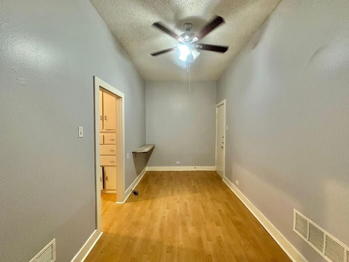 Foto principal - 1 Bed 1 Bath at Broadway Apartments! All B...