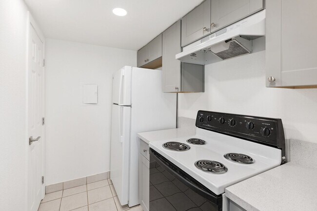 Foto del edificio - AVAILABLE NOW! RECENTLY UPDATED! 2 Bedroom 1 Bathroom 2 Story Townhome in Palm Desert! MOVE IN SP...