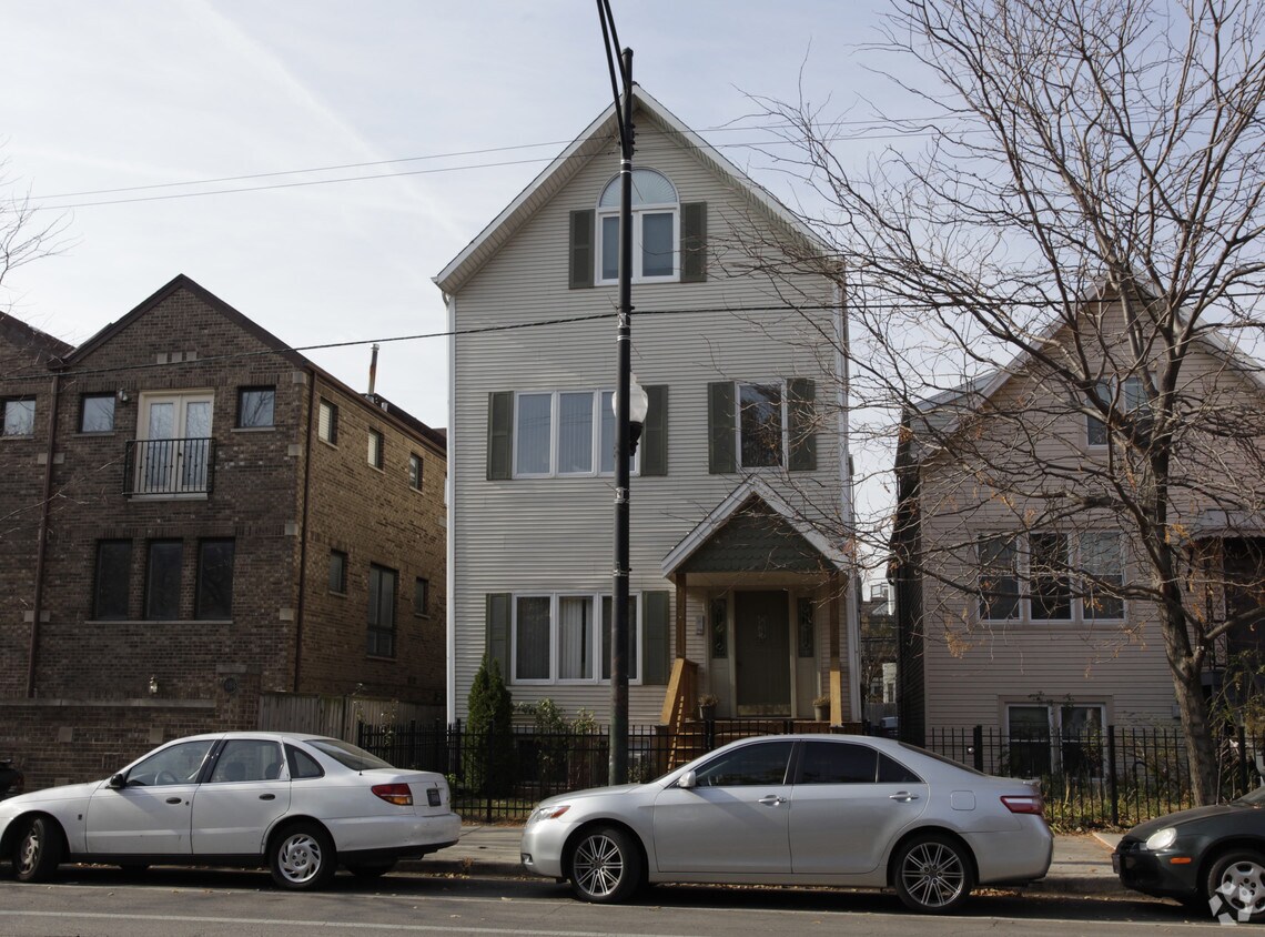 Building Photo - 3316 N Southport Ave