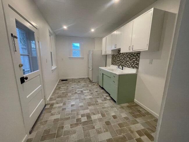 Building Photo - Charming 2 Bedroom Townhome in Prime Lanca...