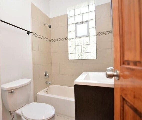 Foto del edificio - 2140 W Webster Ave
